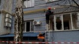 Рабочие сваривают газовую трубу, поврежденную в результате атаки беспилотника, в Киевской области 24 января 2025 года.