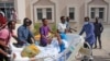 Wafanyakazi wa Hospitali wakiwa wanampeleka mtu aliyejeruhiwa katika ndege ili anayesafirishwa kwa ndege kwenda kutibiwa Uturuki baada ya shambulio la bomu mjini Mogadishu, Somalia, Disemba. 29, 2019. 