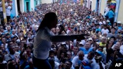 ARCHIVO - María Corina Machado, candidata presidencial opositora, habla a simpatizantes en un mitin en Valencia, Carabobo, el 5 de octubre de 2023.