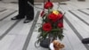 Цветы в память о жертвах авиакатастрофы у Мемориала правоохранительных органов в Уичите, штат Канзас