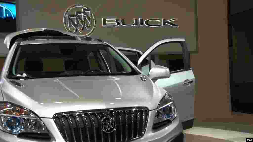 El nuevo Buick está en vitrina en la Feria de Autos en la capital de EE.UU.