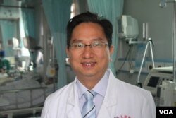 上海市第五人民醫院呼吸科副主任揭志軍教授接受美國之音記者採訪﹐談到他首先發現了H7N9新型禽流感的經過。(美國之音東方拍攝)