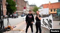 Para pengunjuk rasa dari kelompok "Patriot Denmark" berdemonstrasi di depan Kedutaan Besar Irak di Kopenhagen, Ibu Kota Denmark, Senin 24 Juli 2023. (Foto: Ritzau Scanpix/Thomas Sjoerup/via REUTERS)