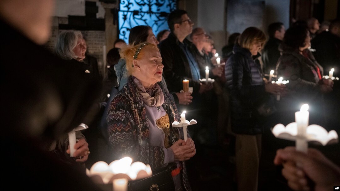 Vjernici se mole tokom marša za život u Zagrebu, Hrvatska, 15. marta 2024. (Foto: AP/Darko Bandić)