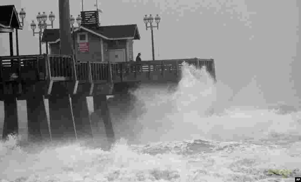 Những đợt sóng lớn do bão Sandy gây ra đập vào đập ngăn sóng Jeanette ở Nags Head, tiểu bang North Carolina, khi cơn bão tiến vào bờ đông. 27/10/2012