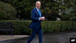 El presidente Joe Biden sale de la Casa Blanca en Washington el 28 de febrero de 2024 con el fin de abordar el helicóptero presidencial para recorrer un trayecto corto hacia el Centro Médico Nacional Militar Walter Reed, en Bethesda, Maryland, para su examen físico anual.