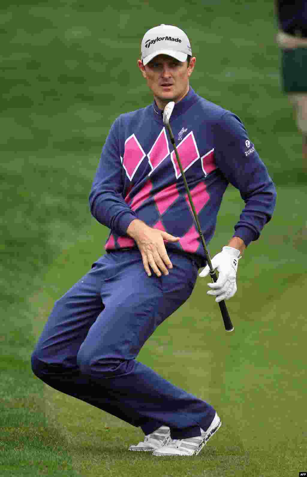 Pemain golf Justin Rose dari Inggris melakukan eagle (dua pukulan di bawah par) pada hole ke 15 dalam putaran kedua Kejuaraan Wells Fargo di Quail Hollow Club di Charlotte, North Carolina. 