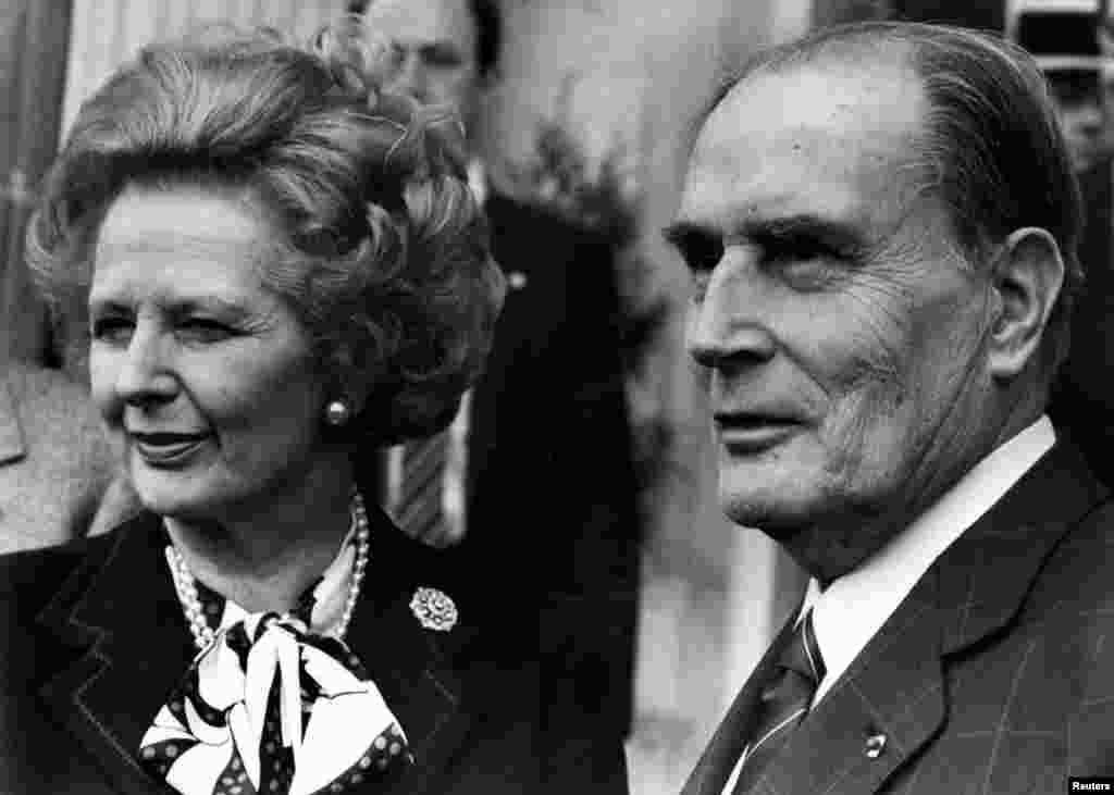 Margaret Thatcher bersama Presiden Perancis Francois Mitterrand setelah pertemuan yang membahas pembatasan senjata nuklir di Normandia, Perancis, 23 Maret 1987.