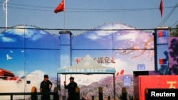 安全警衛駐守在新疆自治區霍城縣一處中國官方稱為職業培訓中心的地方。