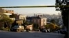Cinta policial impide el paso en una calle afuera de la casa de la presidenta de la Cámara de Representantes de Estados Unidos, Nancy Pelosi, y su esposo Paul Pelosi en San Francisco, el viernes 28 de octubre de 2022. 