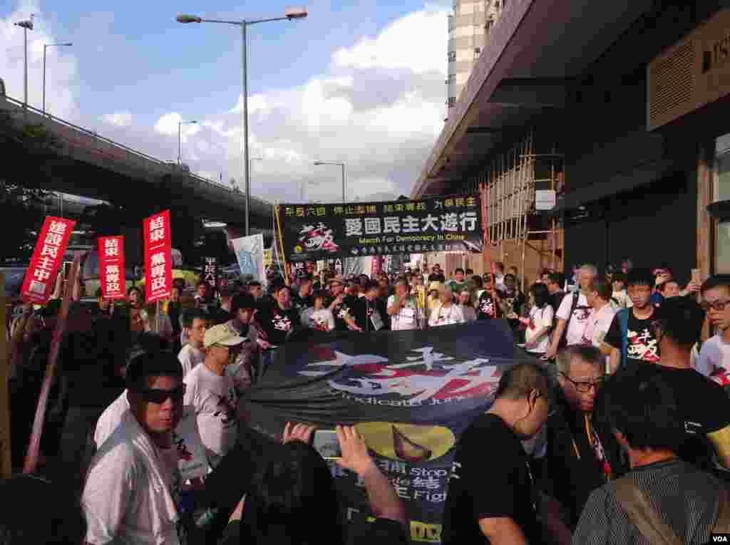 香港支联会举行年度爱国民主大游行(美国之音海彦拍摄)