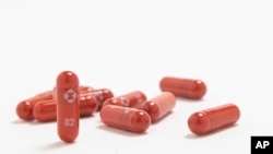 Kampuni ya madawa ya Merck & Co. ikionyesha dawa yake mpya ya kutibu COVID-19 (Merck & Co. via AP, File)