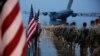 Wanajeshi wa Miamvuli wakipakia vifaa na kupanda ndege katika kituo cha kijeshi cha Fort Bragg, North Carolina Januari 4, 2020. Wizara ya Ulinzi inasema wanajeshi hao wanapelekwa kufuatia kuongezeka vitisho dhidi ya wafanyakazi wa Marekani na vifaa vyao.
