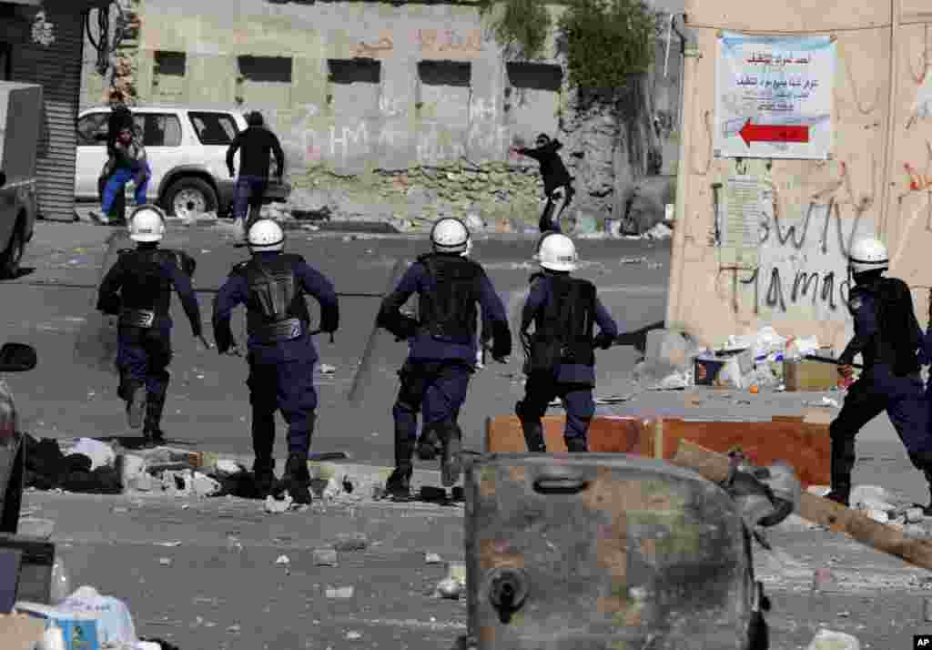 Anti-government protesters clash with riot police in Daih, Bahrain, Feb. 14, 2013.