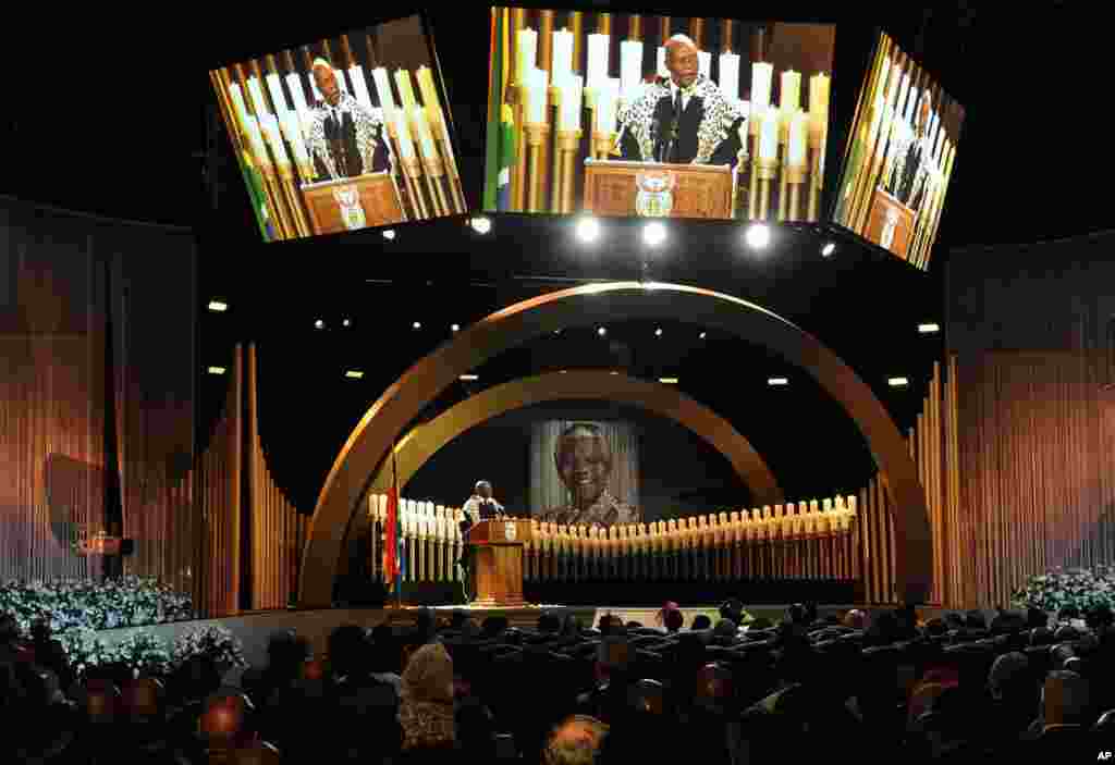 Kepala Mantanzima berpidato pada upacara pemakaman mantan presiden Afrika Selatan Nelson Mandela di Qunu.