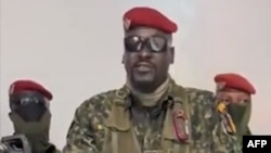 Kiongozi wa mapinduzi ya Guinea Kanali Mamady Doumbouya akiwa kwenye mji mkuu wa Conakry