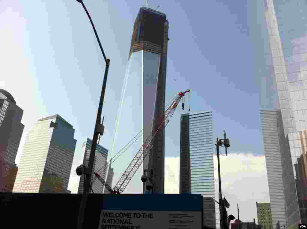 Các tháp mới tại Trung tâm Thương mại Thế giới, thành phố New York. (Ảnh: VOA / Sandra Lemaire)