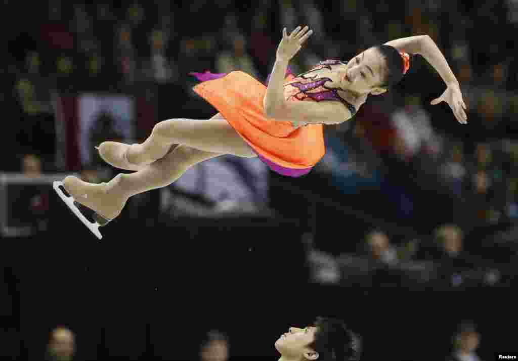 Sui Wenjing (atas) dan Han Cong dari China tampil dalam program berpasangan dalam Kejuaran 'Figure Skating' di London.