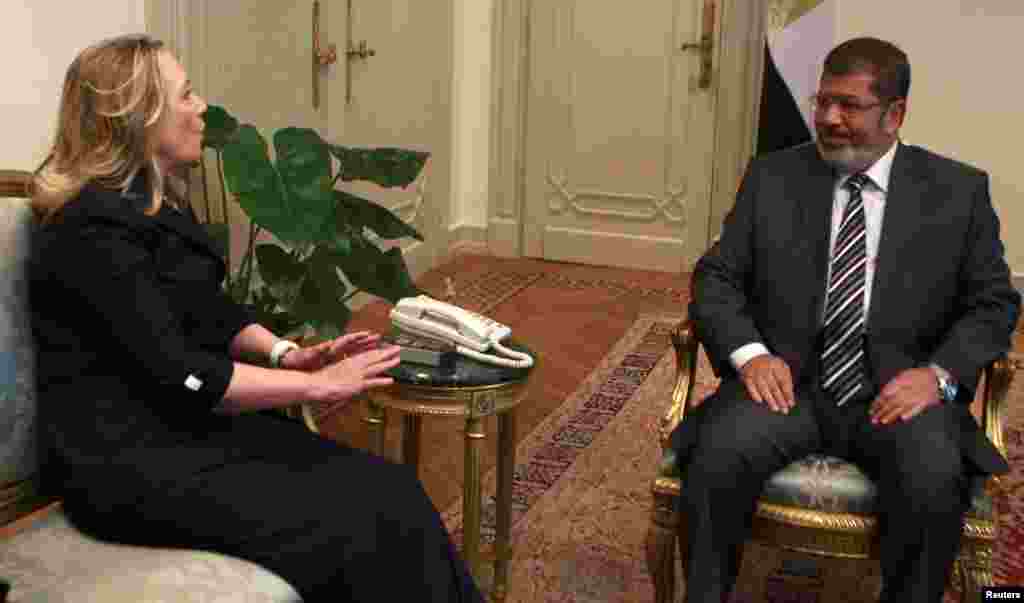 La secretaria de Estado se ha convertido el más alto cargo estadounidense en reunirse con el presidente egipcio, mohamed Mursi.