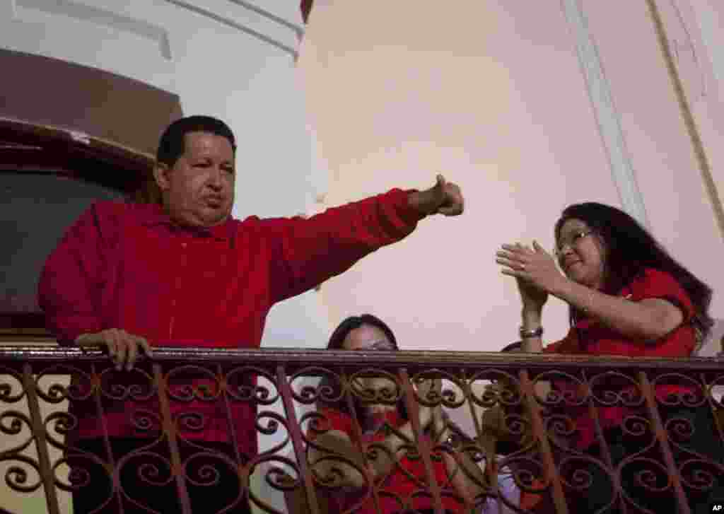 Ông Hugo Chavez vẫy chào người ủng hộ trên ban-công dinh tổng thống Miraflores ở Caracas.