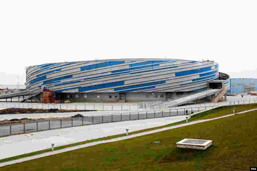 Konstruksi arena sepatu luncur yang akan dipakai dalam Olimpiade Sochi 2014 (15/3). (V. Undritz/VOA) 
