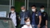 2021 年 6 月 17 日，香港警方國安處的警察在壹傳媒總部拘捕了蘋果日報行政總裁張劍虹 （路透社照片） 