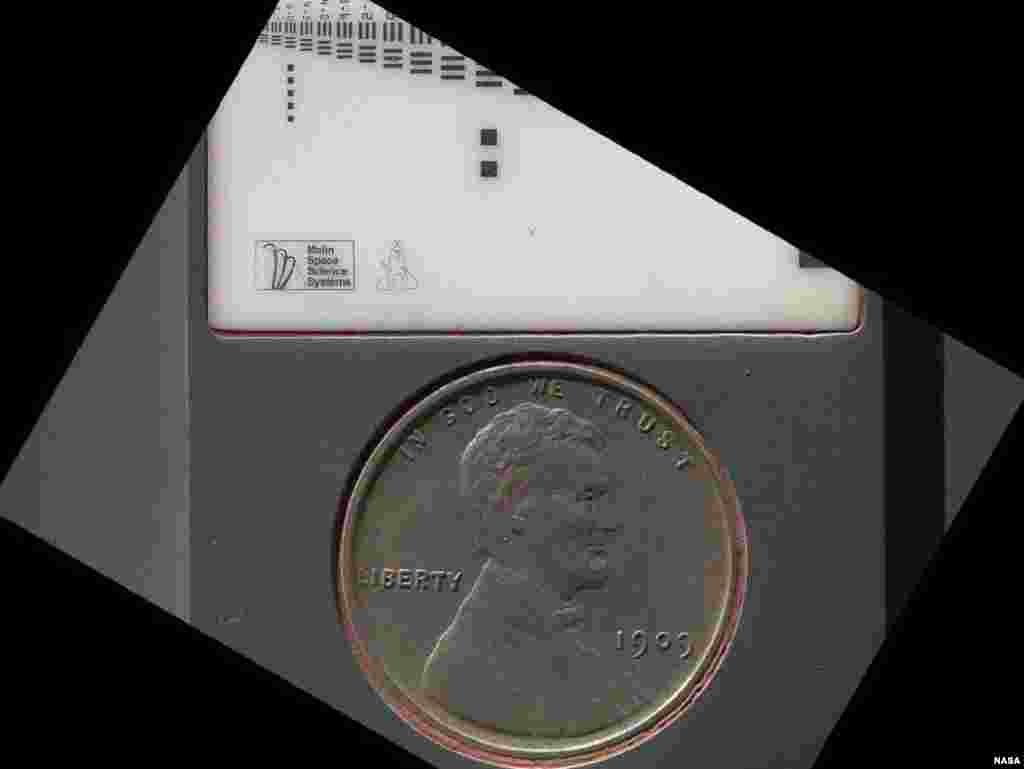 Đồng 1 cent được xe Curiosity dùng để làm dấu để đo đạc kích thước trong máy chụp ảnh. Đồng tiền này bị bao phủ vì bụi sao Hỏa, ngày 9 tháng 9, 2012.