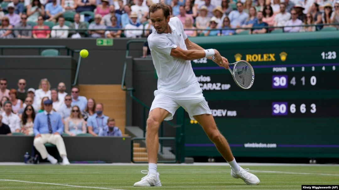 ARHIVA - Ruski teniser Danil Medvedev tokom meča na prošlogodišnjem Vimbldonu (Foto: AP/Kirsty Wigglesworth)