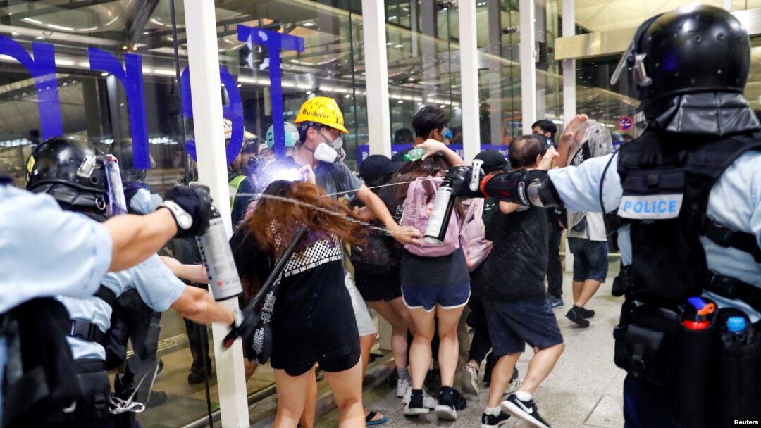 Policija ispaljuje suzavac na učesnike protesta, 13. avgust 2019.