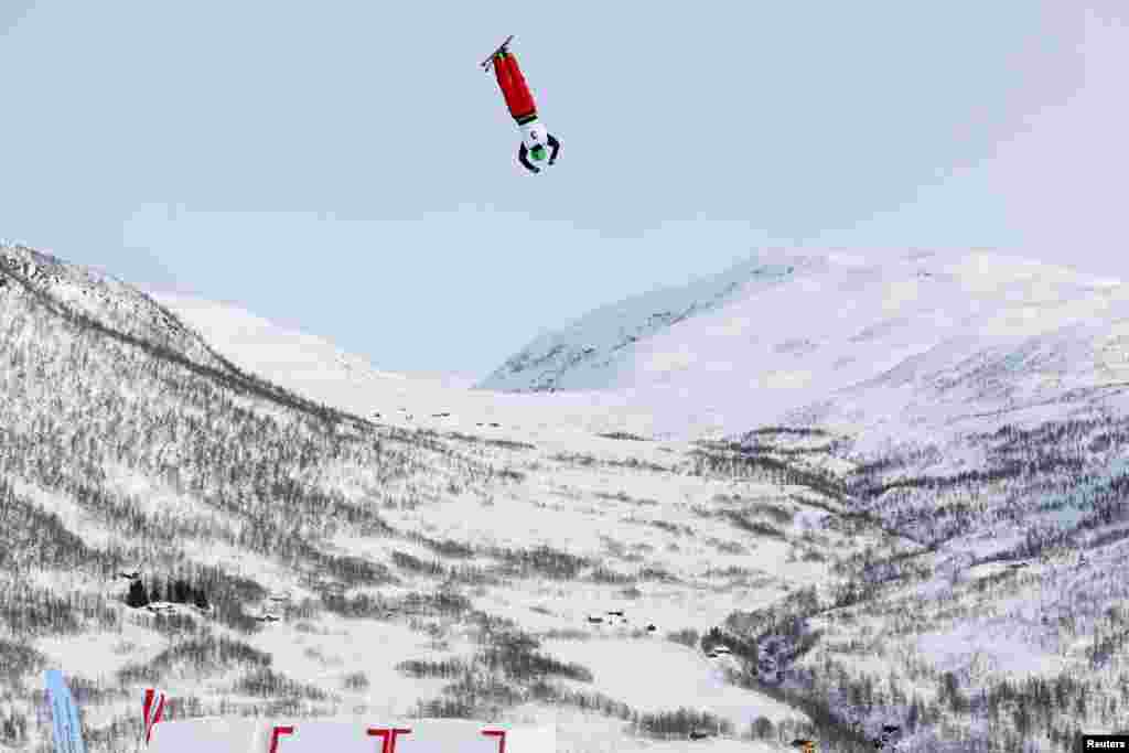 Qi Guangpu, atlet ski China, berlomba dalam Kejuaraan Dunia Ski di Voss, Norwegia.