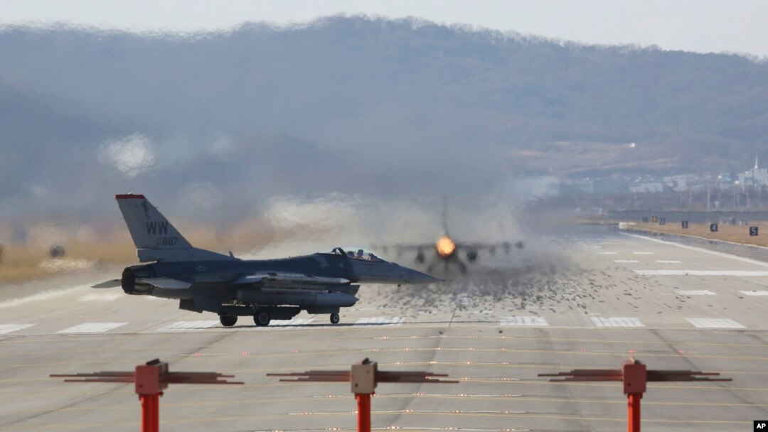 한국 오산공군기지에서 미 공군 소속 F-16 전투기가 이륙하고 있다. (자료사진)