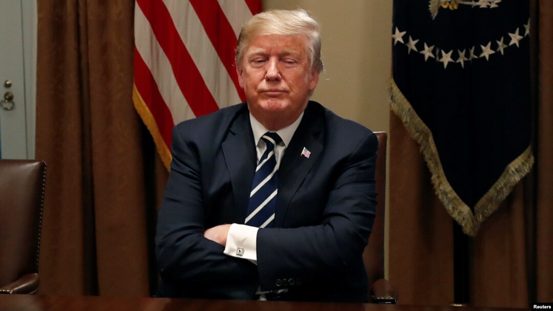 Predsednik SAD Donald Tramp čeka da novinari napuste sobu nakon što je govorio o svom sastanku sa ruskim predsednikom Vladimirom Putinom, tokom sastanka sa članovima američkog Kongresa u Beloj kući, Vašington, 17. juna 2018.