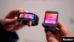 Los relojes inteligentes de Samsung Gear 2 y Gear Fit fueron exhibidos en febrero en el Mobile World Congress.