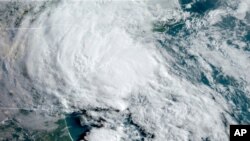 Arhiva - Satelitski snimak tropske oluje Berta iznad obale Južne Karoline, Nacionalne agencije za okeane i uragane.