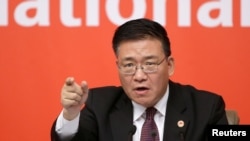 རྒྱ་ནག་དམར་ཤོག་ཚོགས་པའི་རྒྱལ་སྤྱིའི་ལས་དོན་ལྷན་ཁང་གི་བློན་ཆེན་གཞོན་པ་གོ་ཡེན་ཀྲུག
