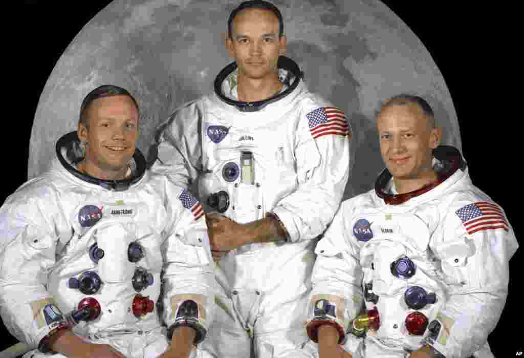 Toán phi hành trên phi thuyền Apollo 11 gồm có Neil Armstrong, (Trái) , Edwin "Buzz" Aldrin, (Phải), và Michael Collins, (Giữa). Tháng 5, 1969 (ảnh NASA)