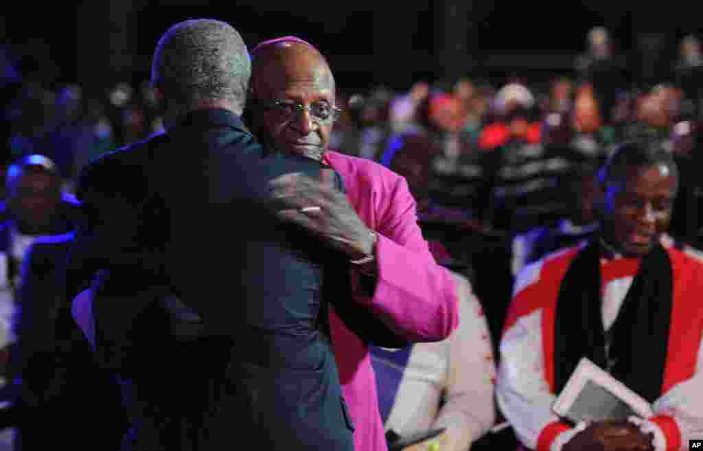 Uskup Agung Desmond Tutu dipeluk setibanya di upacara pemakaman Nelson Mandela di Qunu, Afrika Selatan.