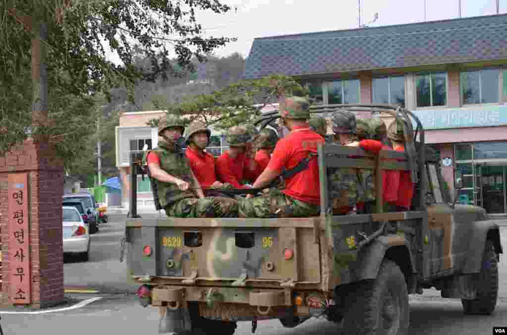 Xe chở thủy quân lục chiến Hàn Quốc trên đảo Yeonpyeong. (Photo: VOA / Steve Herman)