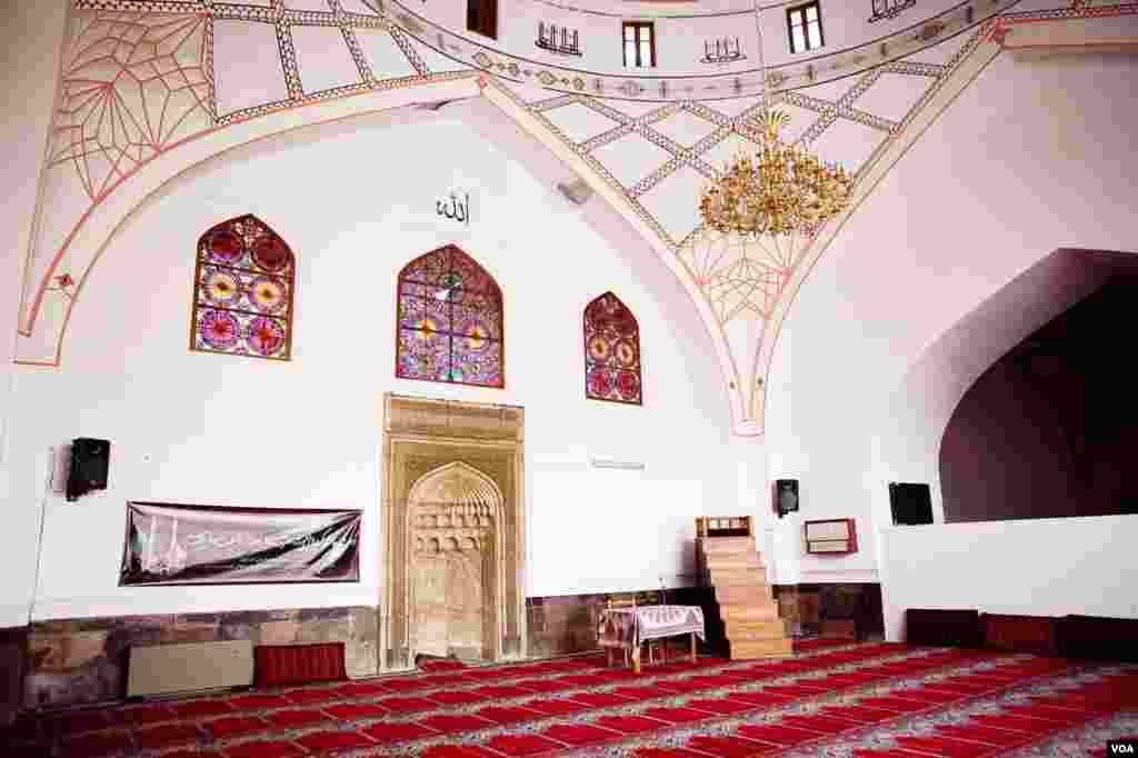 Dibangun pada 1760an oleh penguasa Persia di Armenia, masjid yang juga disebut "Masjid Biru" di Yerevan direnovasi pada 1990an oleh dana dari Iran. (V. Undritz/VOA)