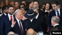Дональд Трамп дает присягу