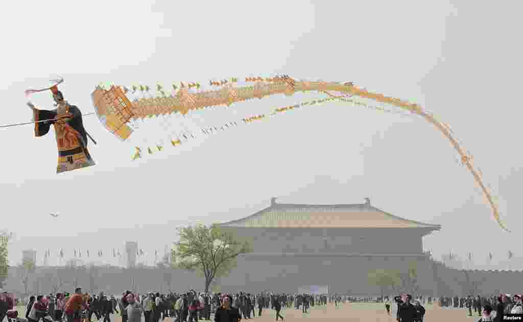 Sebuah layang-layang sepanjang 138-meter yang menggambarkan Tembok Besar dan Kaisar pertama China, Qin Shihuan. Shinsuan adalah kaisar yang memberi perintah untuk membangun Tembok Besar China. Layang-layang ini terbang di atas taman nasional Istana Daming di kota Xi' an, provinsi Shaanxi.