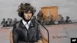 Ilustración del sospechoso Dzhokhar Tsarnaev sentado ante una corte de Boston.
