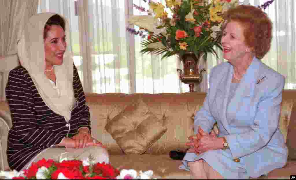 Margaret Thatcher bertemu Perdana Menteri Pakistan Benazir Bhutto di Islamabad, Pakistan, 24 Maret 1996.