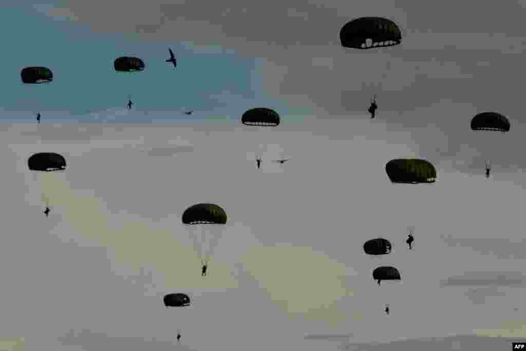 인도네시아 아체주 불랑 빈탕의 술탄 이스칸드르 무다 공군 기지에서 공수부대원들이 강하훈련을 했다.