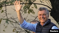 El presidente de Argentina, Mauricio Macri, saluda a seguidores durante un evento de campaña por su reelección. Buenos Aires, sábado 28 de septiembre de 2019.