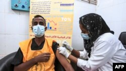 Un agent de santé au Soudan reçoit une dose d'AstraZeneca, le 9 mars 2021.