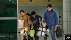 South Koreans arrive with their belongings from North Korea's Kaesong at the customs, immigration and quarantine office near the border village of Panmunjom, in Paju, north of Seoul, South Korea, April 9, 2013.