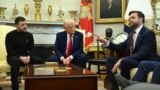 Президент США Дональд Трамп, президент Украины Владимир Зеленский и вице-президент Джей Ди Вэнс во время встречи в Овальном кабинете Белого дома. 28 февраля 2025 года.