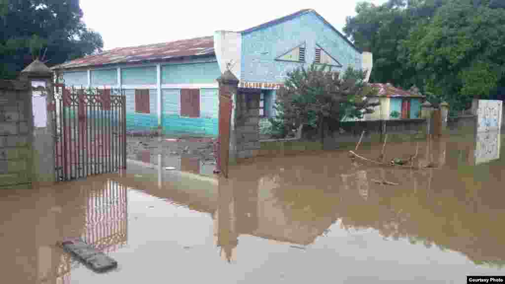 Yon Legliz ki anvayi ak dlo nan vil Wanament ki nan depatman nodwes peyi Dayiti, 8 septanm 2017. (Foto - Josiah Cherenfant, jounalis sitwayen) 