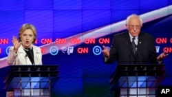 La misma encuesta hace un mes daba a Clinton nueve puntos porcentuales de diferencia sobre Sanders, desde el 53 al 44 %.